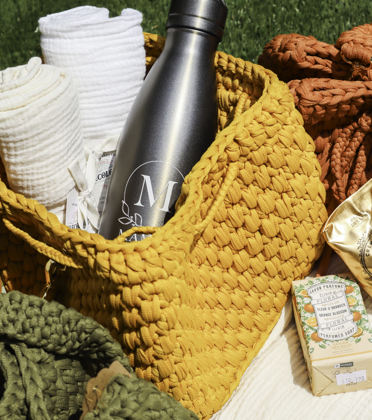 Panier cadeau en tricot avec une bouteille Mamou