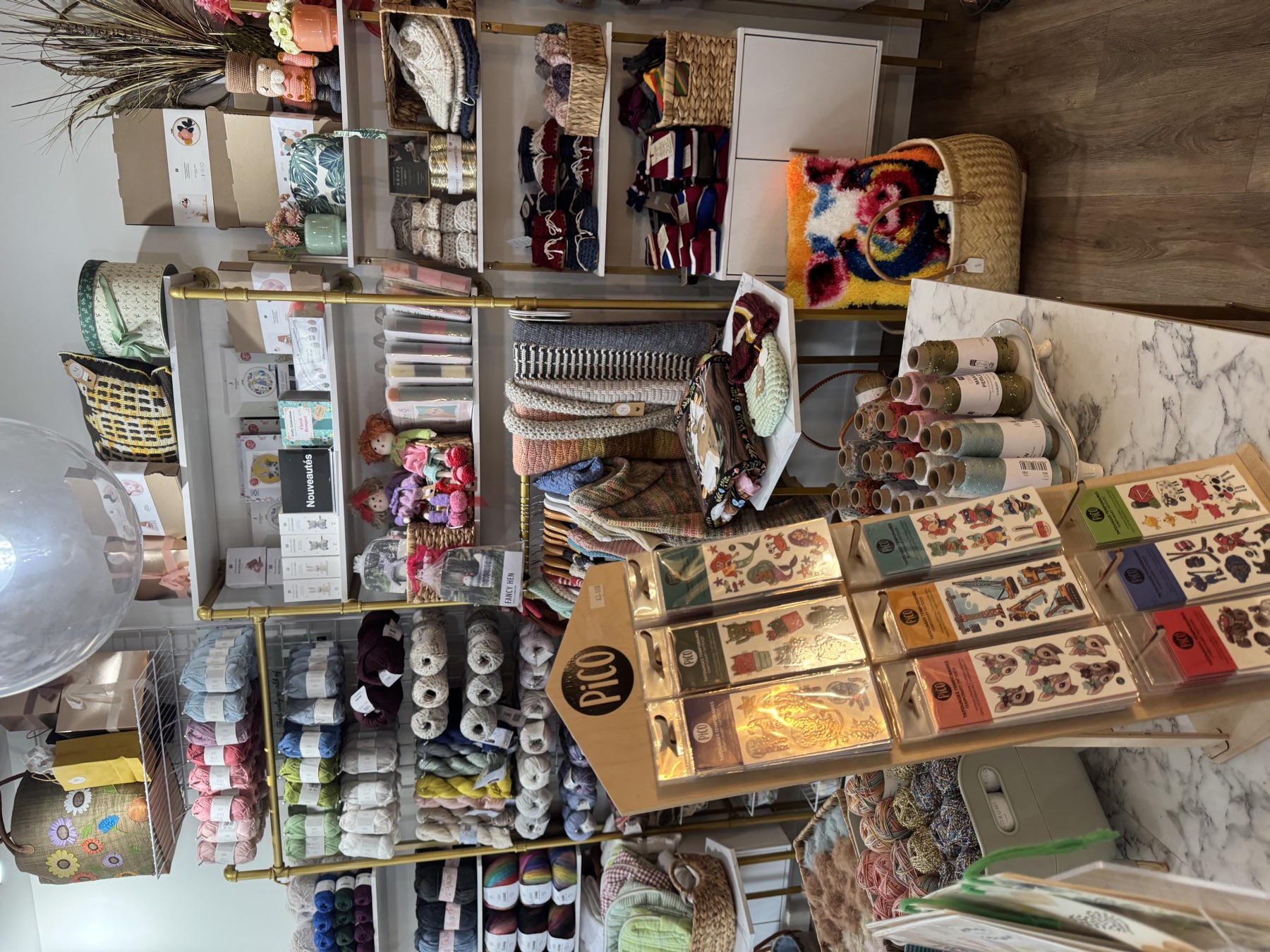 Intérieur de la boutique avec le présentoir de tattoos Pico